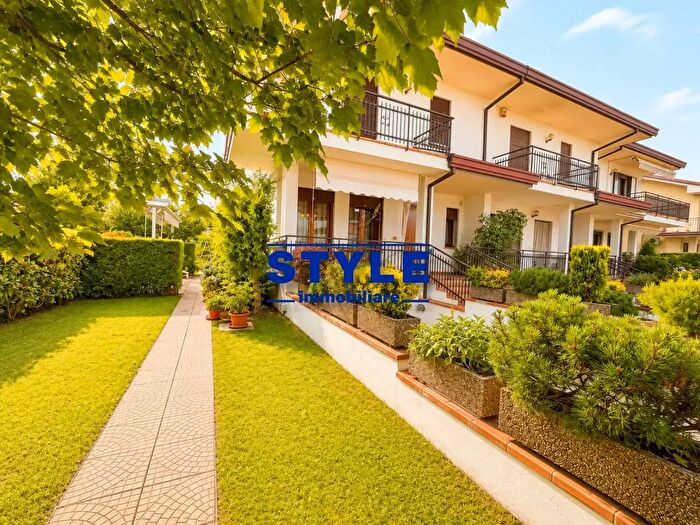 Casa con 7 locali in vendita in Via Belluno, Saonara