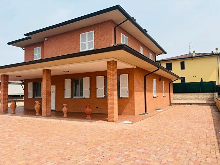 Casa con 6 locali in vendita in Via Caselle, Podenzano