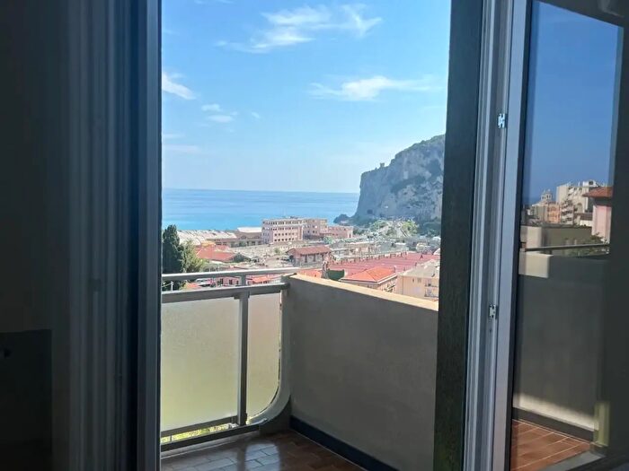 Appartamento trilocale in vendita in Via della Pineta, Finale Ligure