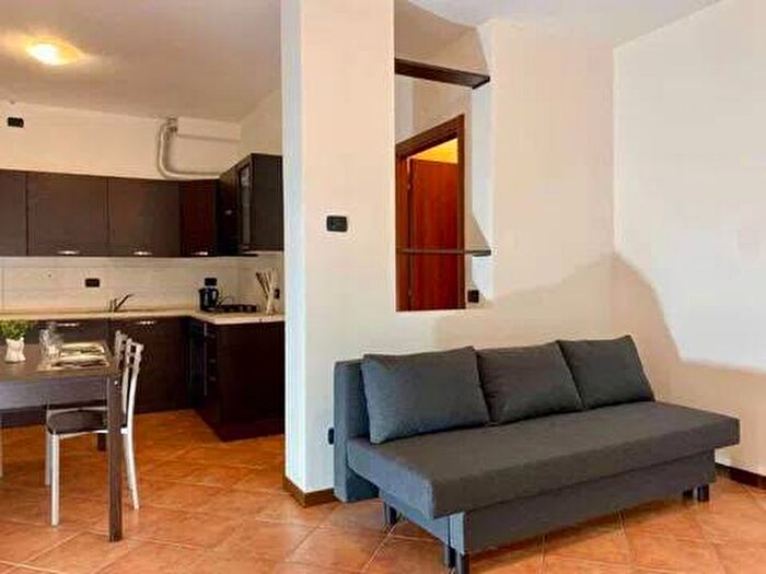 Appartamento trilocale in affitto in Via Lombardia, Sesto Calende