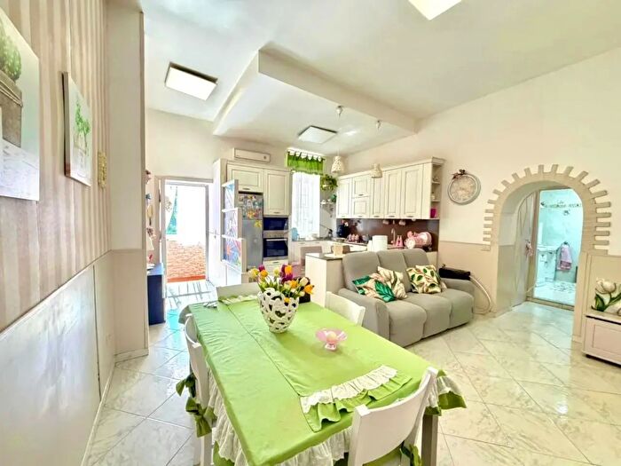 Appartamento quadrilocale in vendita in Via Piscinola, Napoli