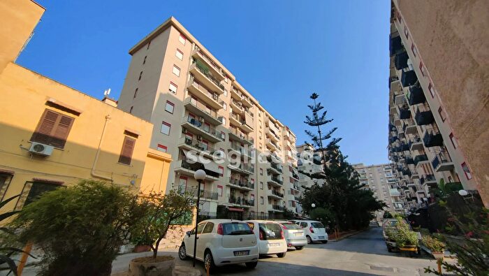 Appartamento con 5 locali in vendita in Via Mariano Campo, Palermo