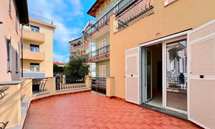 Appartamento con 5 locali in vendita in Via Vittorio Veneto, Celle Ligure