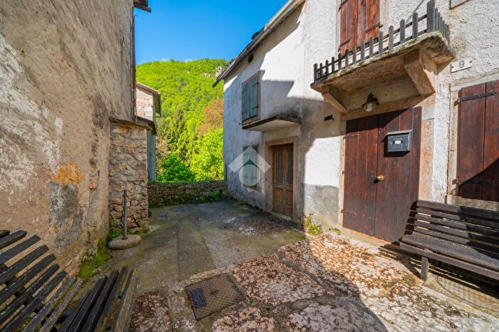 Casa con 6 locali in vendita in Contrada Squarantello, Rovere Veronese