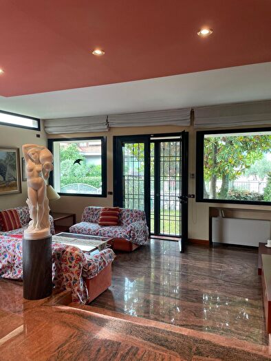 Casa con 6 locali in vendita in Carrara