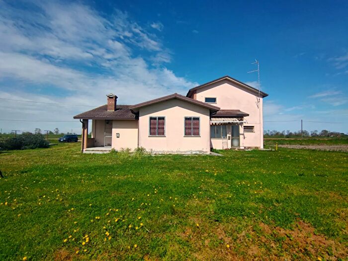 Casa con 11 locali in vendita in Mesola