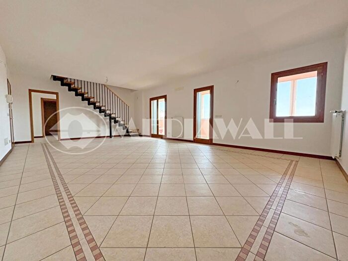 Appartamento con 9 locali in vendita in Via a Sommariva, Portogruaro