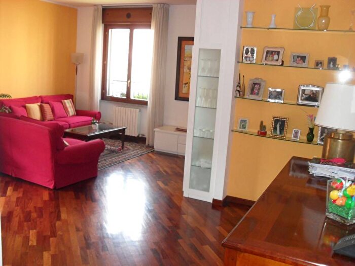 Appartamento quadrilocale in affitto in Via San Mirocle, Santa Giulia, Milano