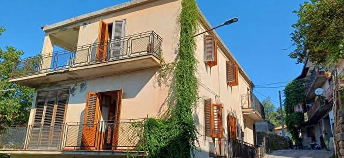 Casa quadrilocale in vendita in Contrada Sfaranda Centro, Castell'Umberto