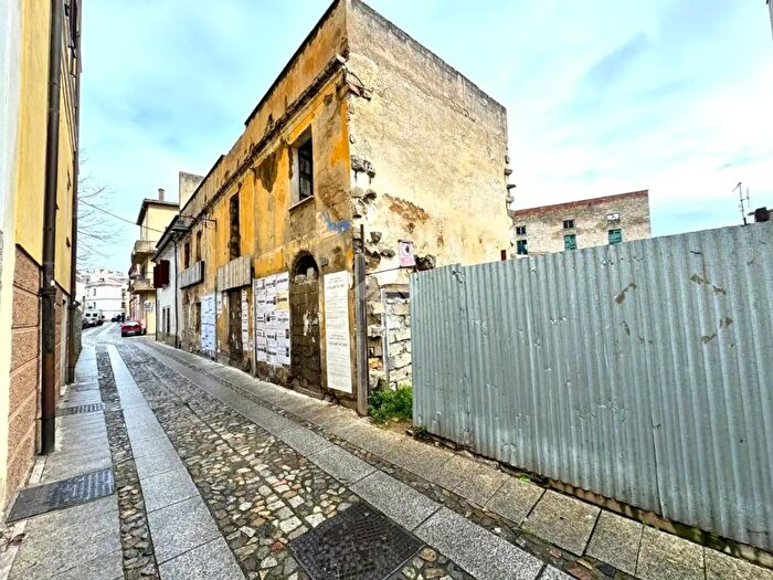 Casa con 6 locali in vendita in Via Giampiero Chironi, Nuoro