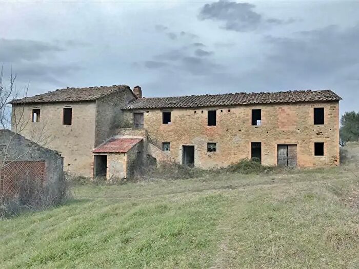 Casa con 7 locali in vendita in Magione