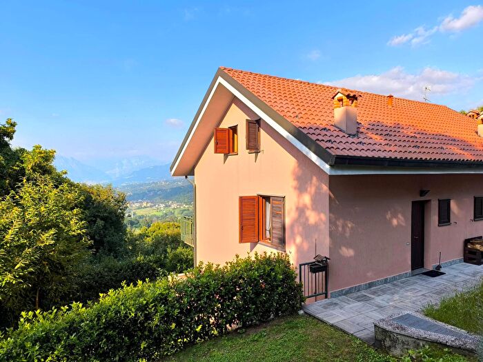 Casa quadrilocale in vendita in Via Alessandro Volta, Sirtori