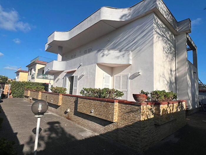 Casa con 5 locali in vendita in Castel Volturno