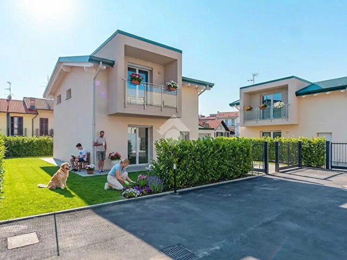 Casa quadrilocale in vendita in Via Cesare Battisti, Cislago