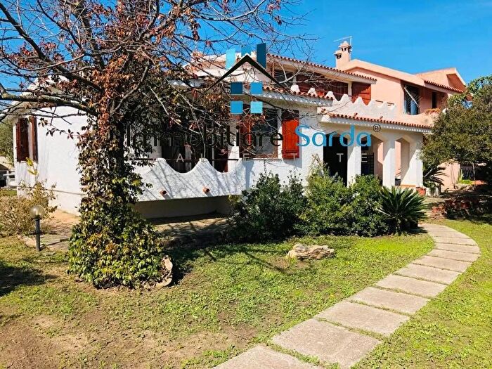 Casa con 9 locali in vendita in Matta E Peru, Budoni