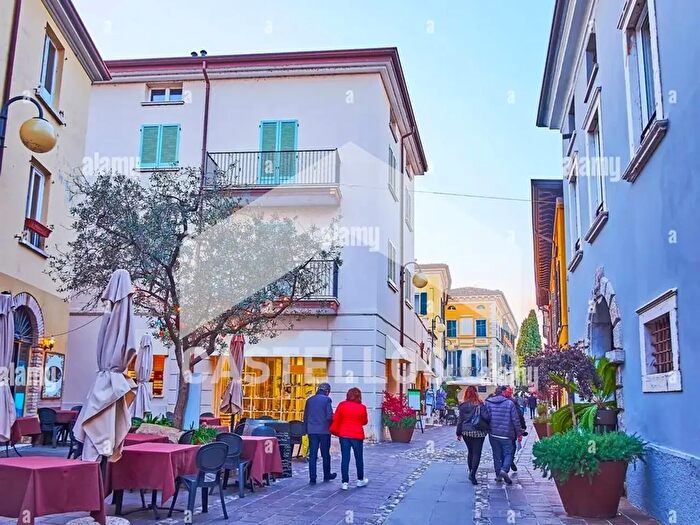 Appartamento trilocale in affitto in Via Roma, Desenzano Del Garda