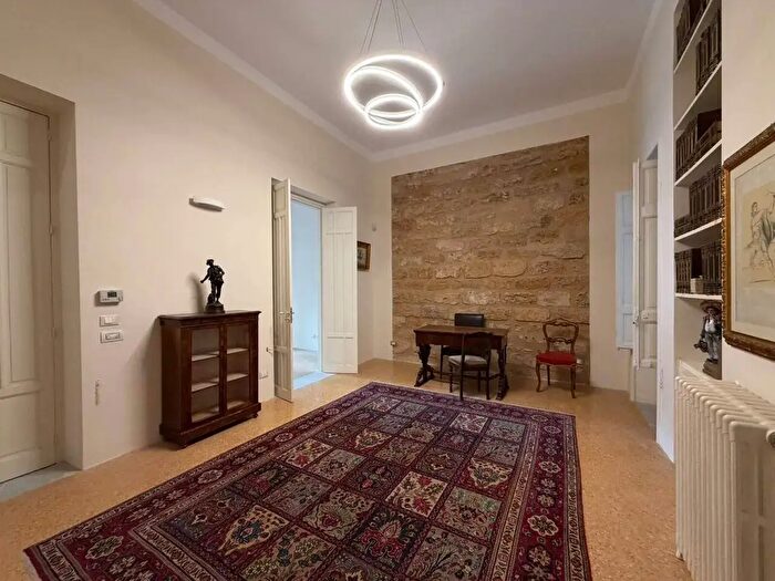 Appartamento trilocale in affitto in Via Mariano Stabile, Palermo