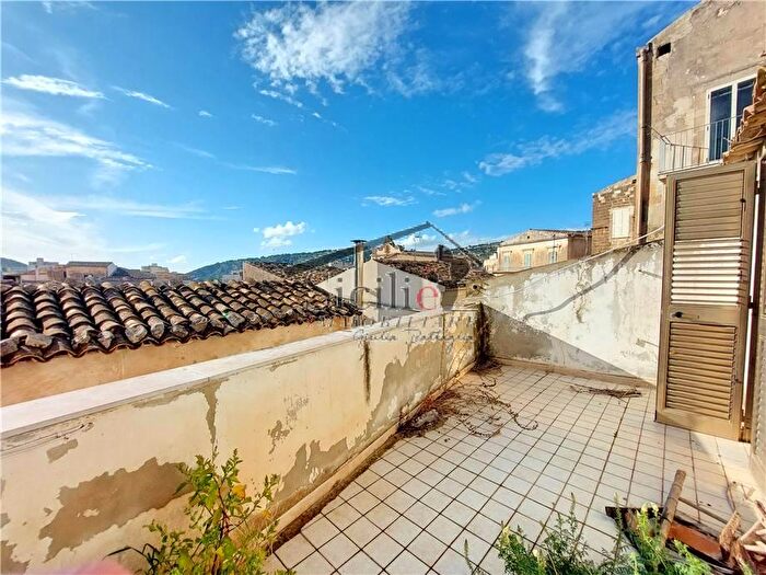 Casa con 14 locali in vendita in Scicli