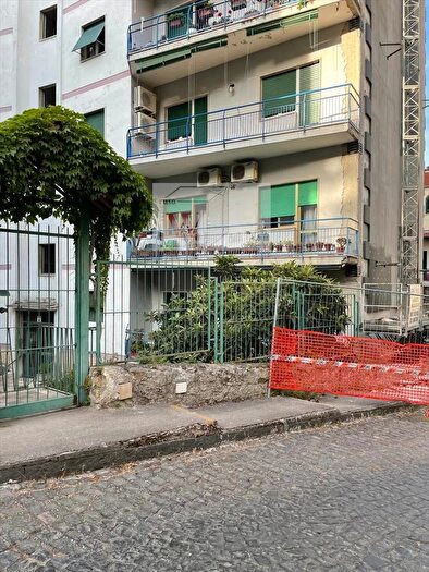 Appartamento con 6 locali in vendita in Vico Trone, Napoli