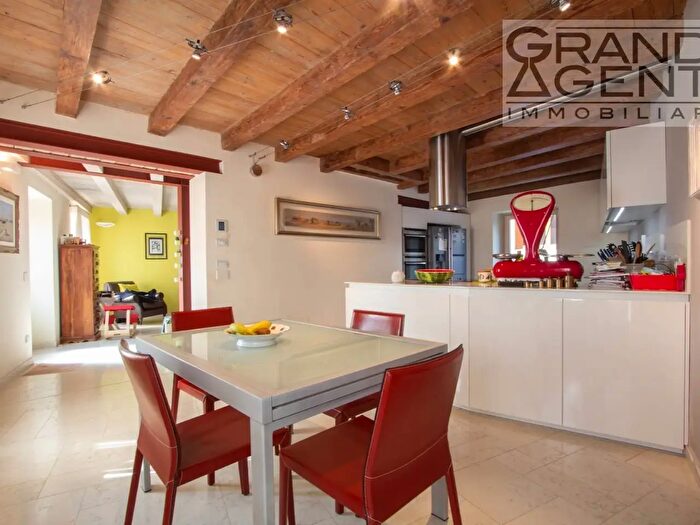 Casa con 10 locali in vendita in Contrada Nesente, Verona