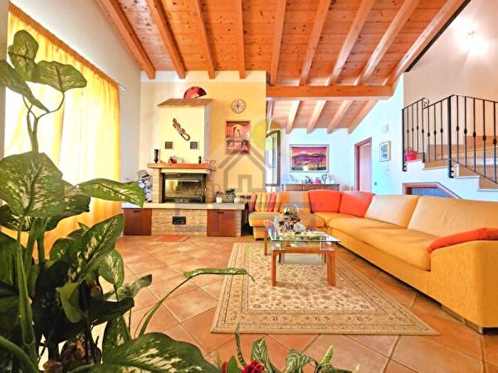 Casa quadrilocale in vendita in Via Teresio Olivelli, Valeggio Sul Mincio