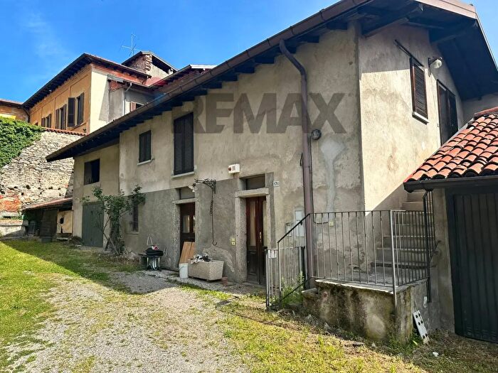 Appartamento trilocale in vendita in Via Adamoli, Besozzo
