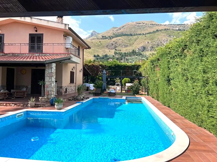 Casa quadrilocale in vendita in Via Chiesazza Sperone, Altavilla Milicia