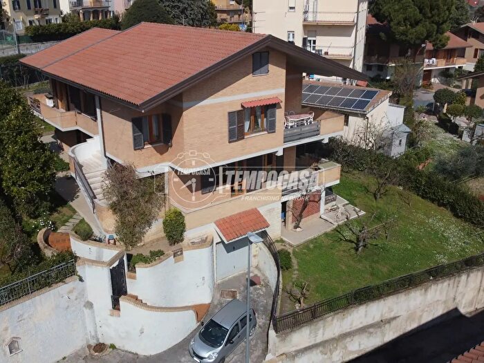 Casa con 10 locali in vendita in Via Fonti San Lorenzo, Recanati