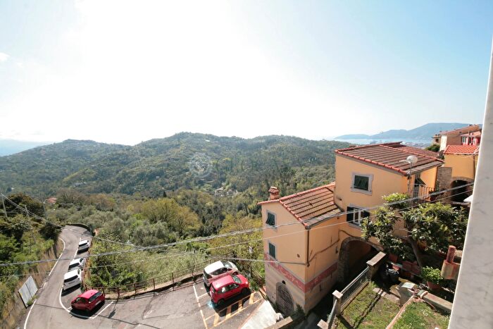Casa trilocale in vendita in Vezzano Ligure