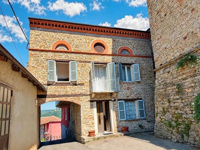 Casa con 9 locali in vendita in Cravanzana