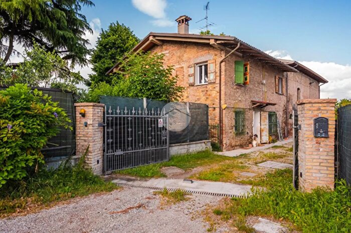 Casa con 5 locali in vendita in Via Castelfranco, Valsamoggia