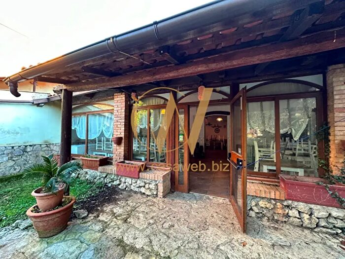 Casa con 10 locali in vendita in Via Case Sparse, Liberi