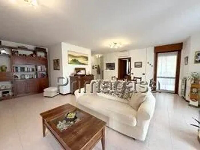 Appartamento con 8 locali in vendita in Via Albere, Verona