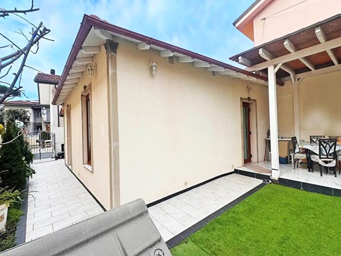 Casa quadrilocale in vendita in Via Aurelia, Camaiore