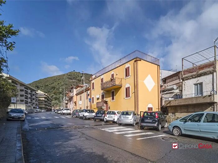 Appartamento con 5 locali in vendita in Via Comunale Camaro, Messina