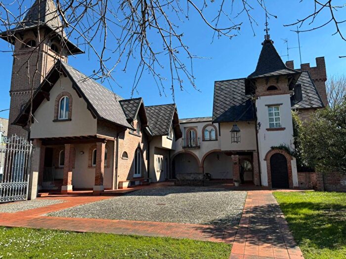 Appartamento trilocale in affitto in Via del Castello, Paladina