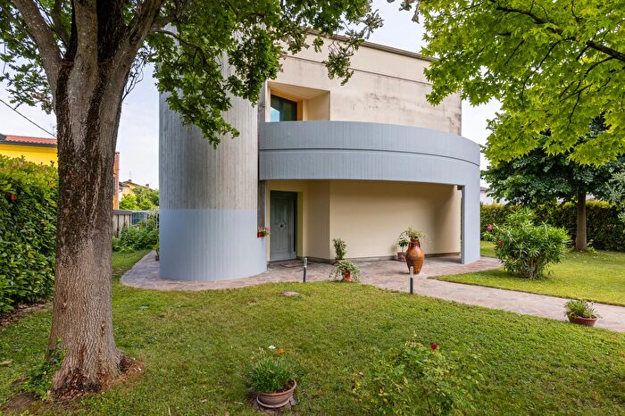 Casa con 6 locali in vendita in Bagnacavallo