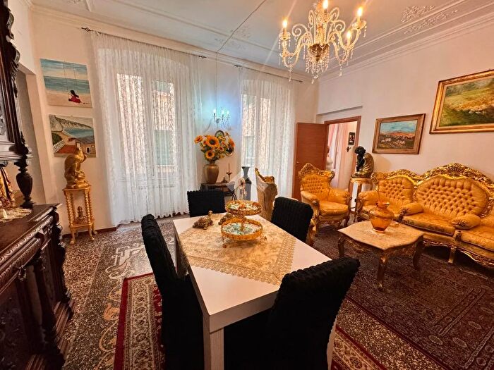 Appartamento con 8 locali in vendita in Via Sampierdarena, Genova