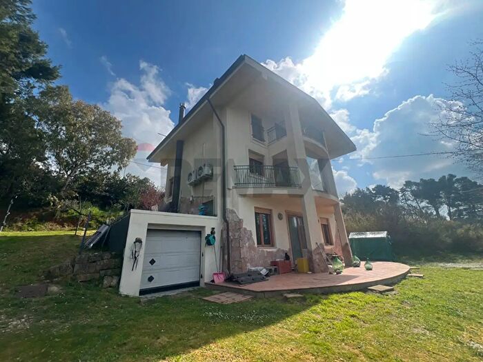 Casa con 10 locali in vendita in Matera