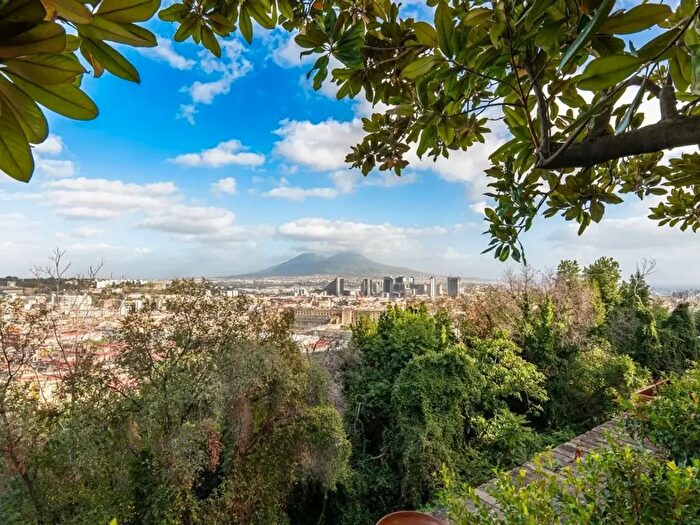 Appartamento con 5 locali in vendita in Salita Moiariello a Capodimonte, Napoli