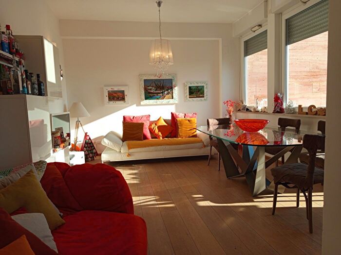 Appartamento con 6 locali in vendita in Piazza Attias, Livorno