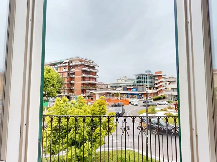 Appartamento con 6 locali in vendita in Massa