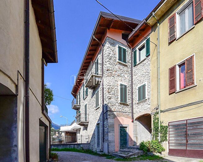 Appartamento trilocale in vendita in Via Alessandro Verza, Canzo