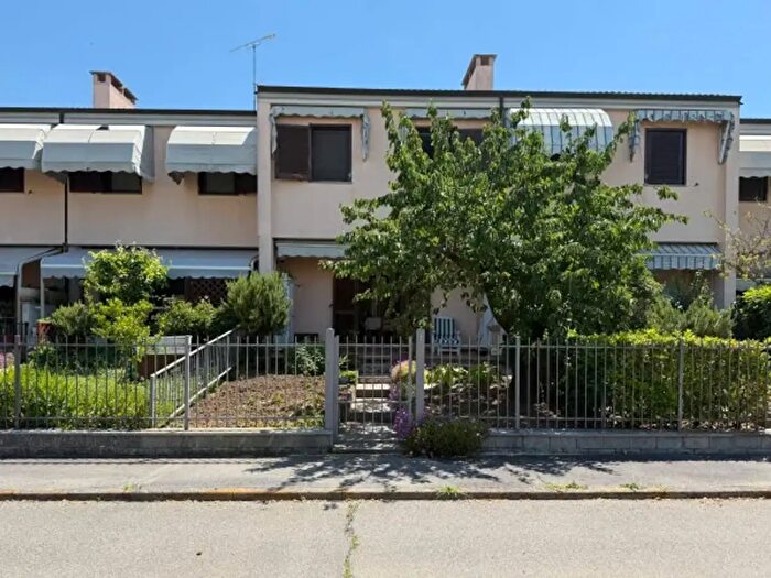 Casa quadrilocale in vendita in Via Luigi Callegari, Voghera