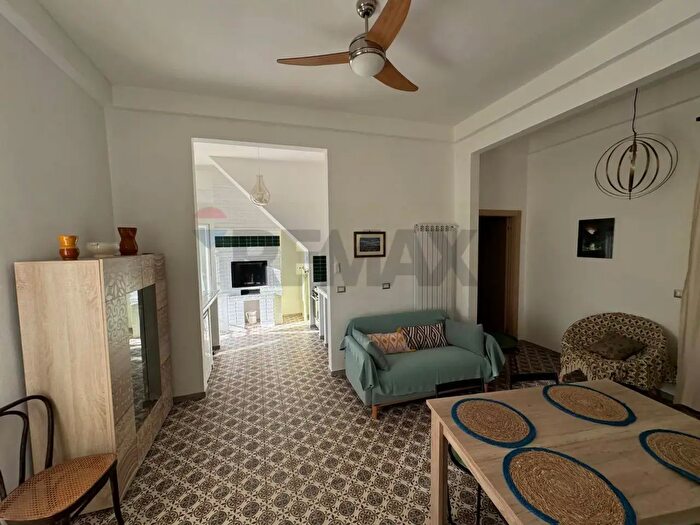 Appartamento trilocale in vendita in Via Manlio, Peschici