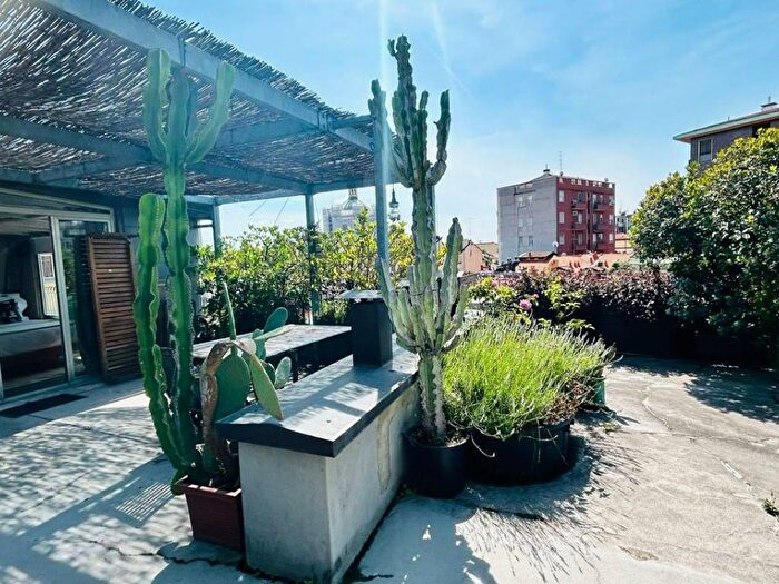 Casa quadrilocale in affitto in Via Cesare Correnti, Carrobbio, Milano