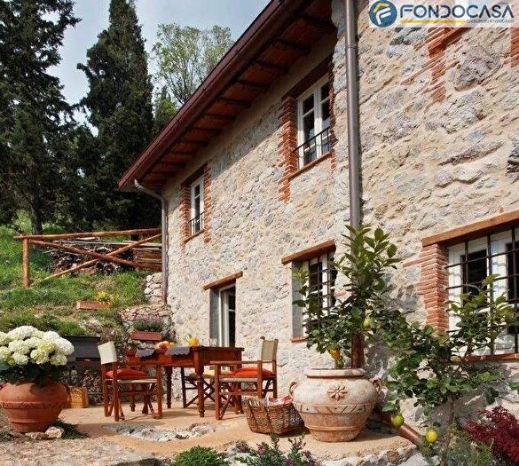 Casa con 12 locali in vendita in Napiaia, Camaiore