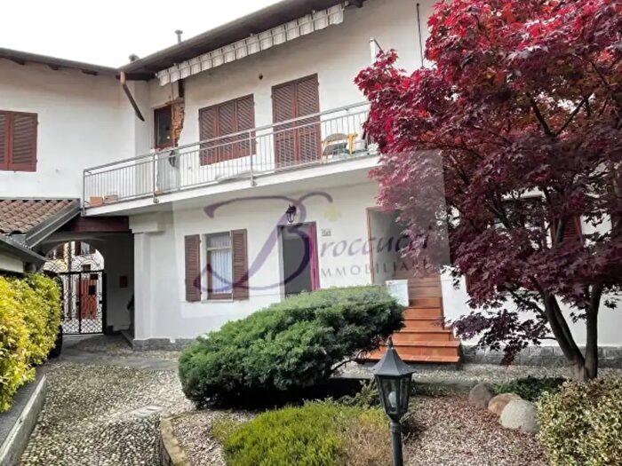 Appartamento trilocale in vendita in Via Vallazza, Bisuschio