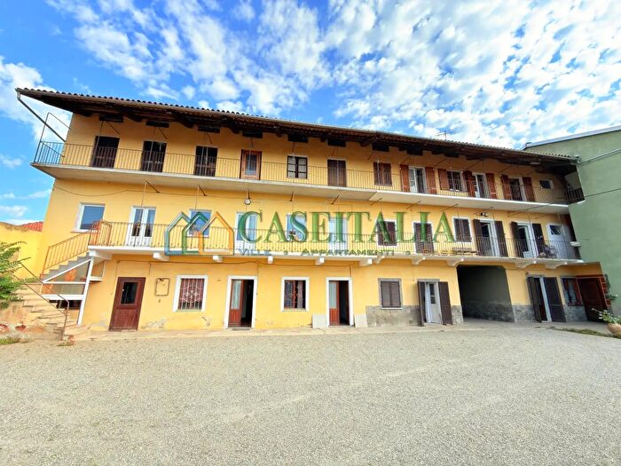 Casa con 17 locali in vendita in Samone