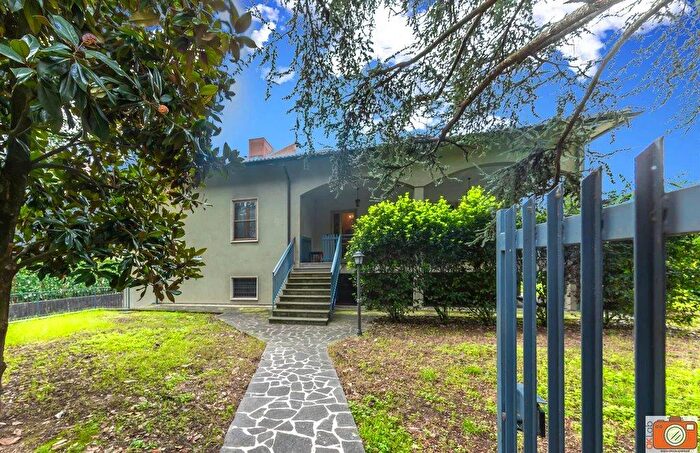 Casa con 8 locali in vendita in Strada Antonio Zarotto, Parma